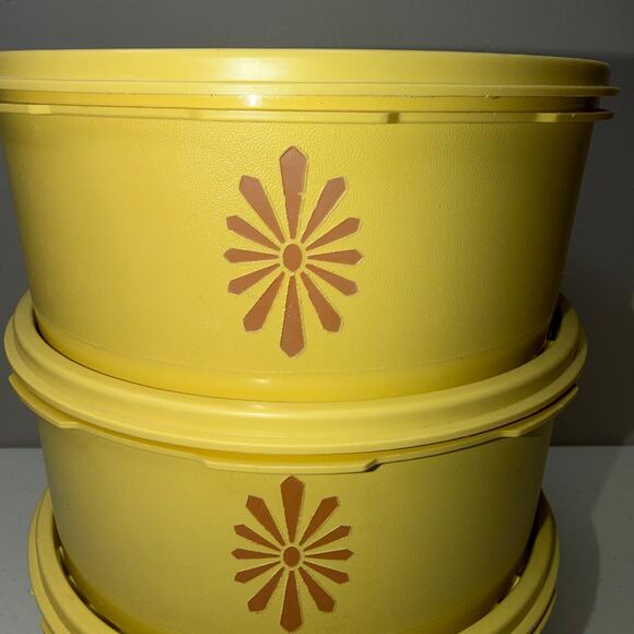 Vintage Tupperware Servalier Canister Set Harvest Gold Yellow Starburst Design - Picture 2 of 9